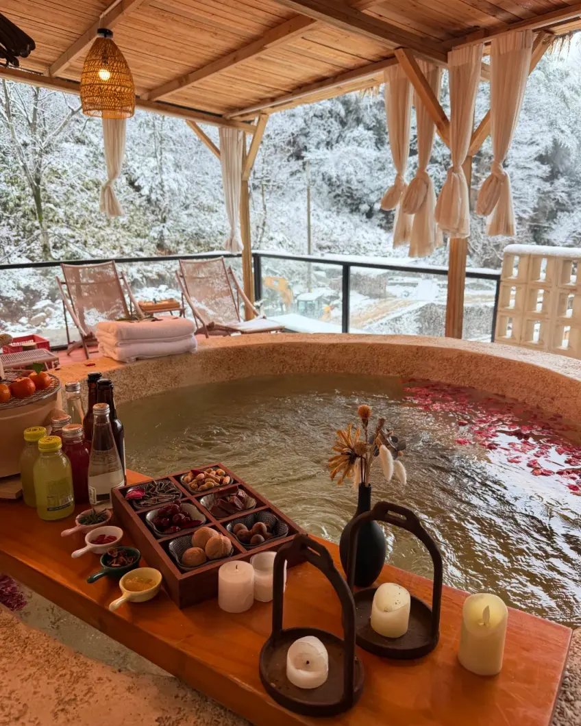 雪林外露天温泉花瓣与木盘