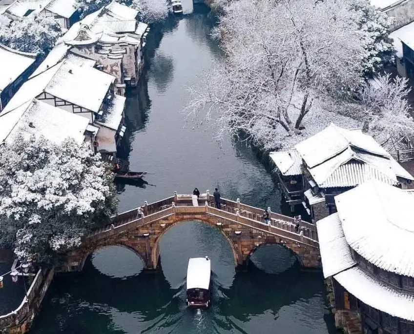 扬州雪后水巷石桥与游船