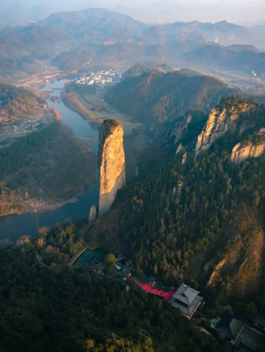 竖向示意：缙云鼎湖峰航拍河谷山峦