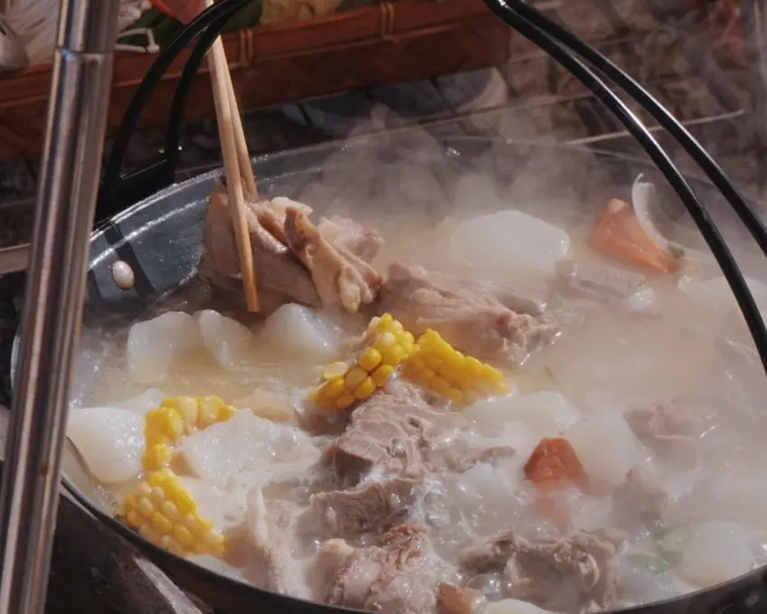 户外热汤锅煮肉玉米萝卜
