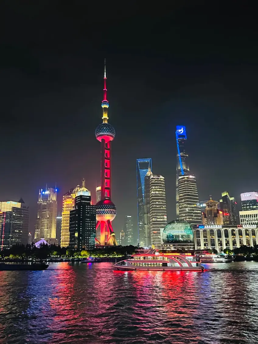 陸家嘴江岸摩天樓夜燈倒影示意