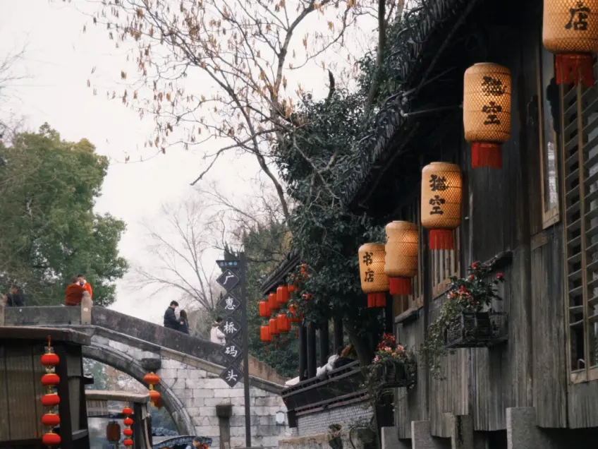 广惠桥码头路牌与猫空书店灯笼