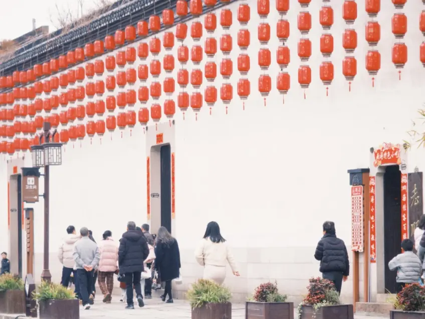 月河春节白墙成排红灯笼街景