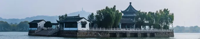 太湖旅游度假区位于湖州太湖南岸，以月亮酒店为地标，集湖光山色与主题乐园于一体。