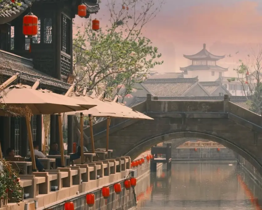 河下运河石桥与黄昏红灯笼