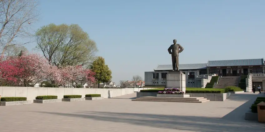 淮安周恩來紀念館青銅立像與主樓