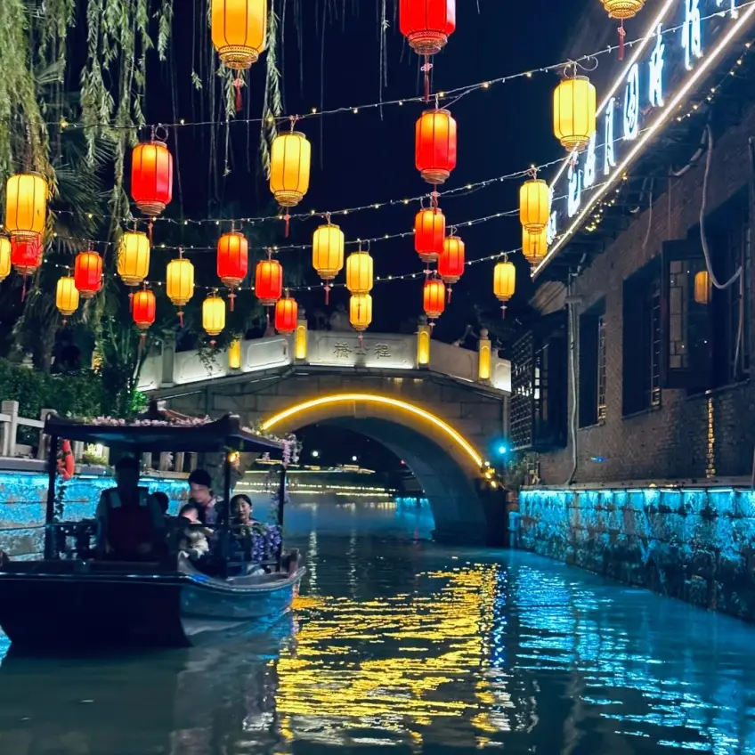 程公桥夜游乌篷船与河灯示意