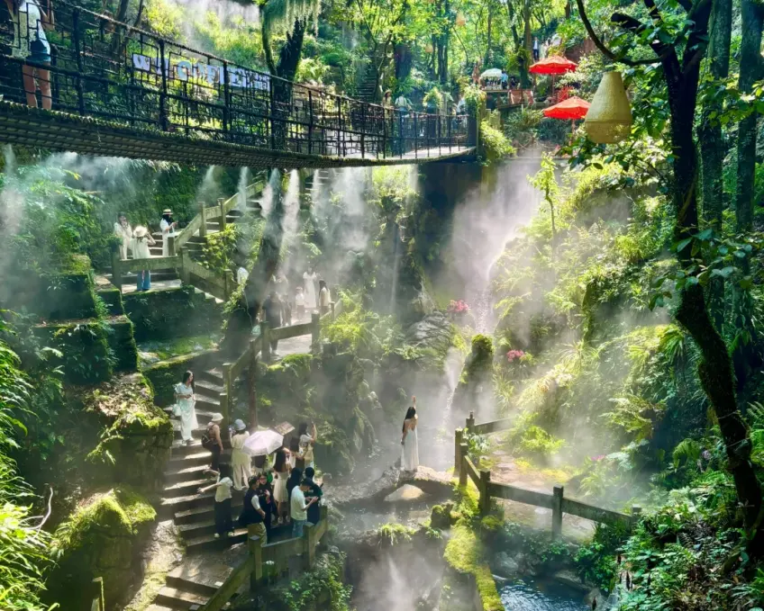 夏日山间云雾缭绕栈道石桥