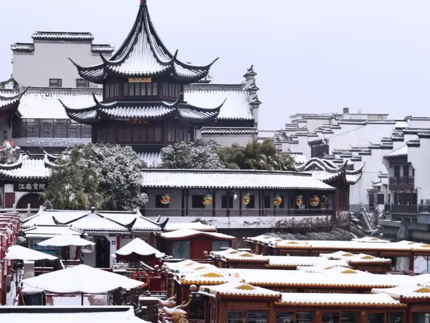 江南贡院白墙雪景与码头雪覆画舫