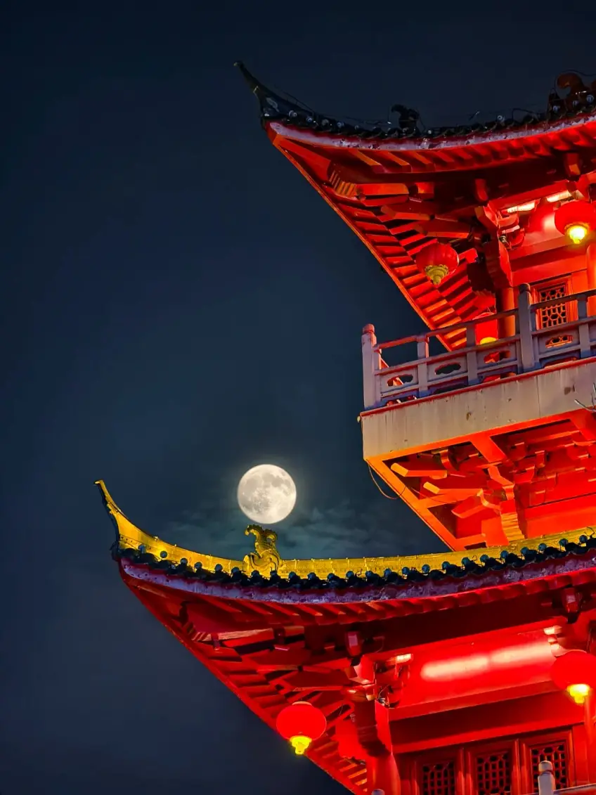 月下飛簷亭閣樓角一盞紅燈
