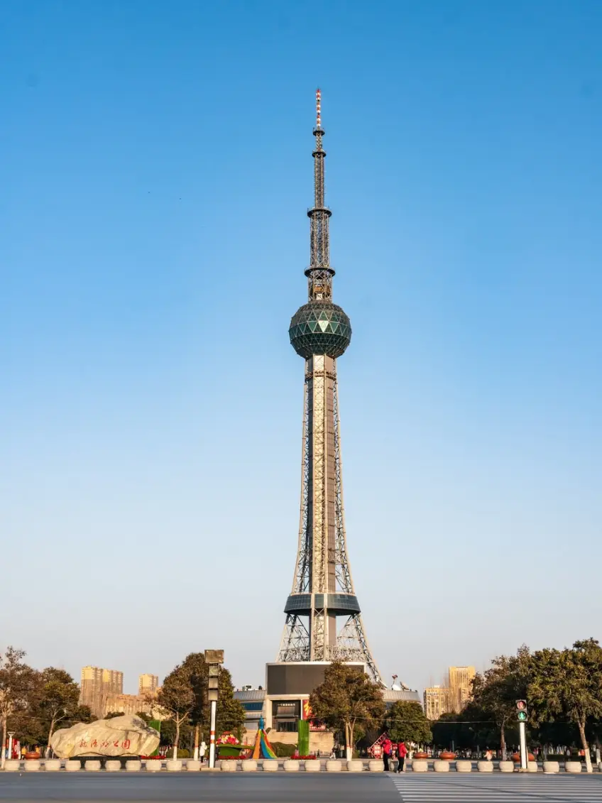 東方明珠塔座廣場仰拍塔身示意