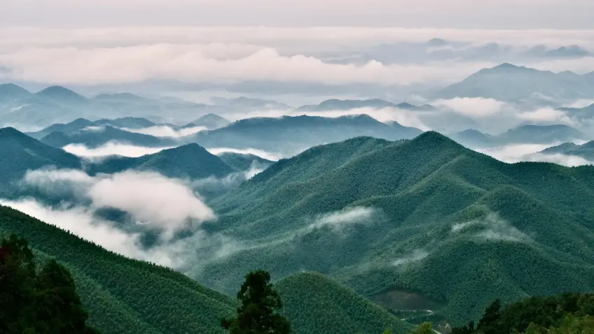 夏天避暑横图：云海层叠山峦远望