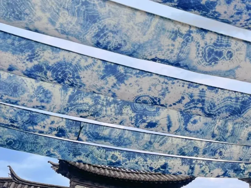 户外仰拍蓝印花布晾条与屋脊