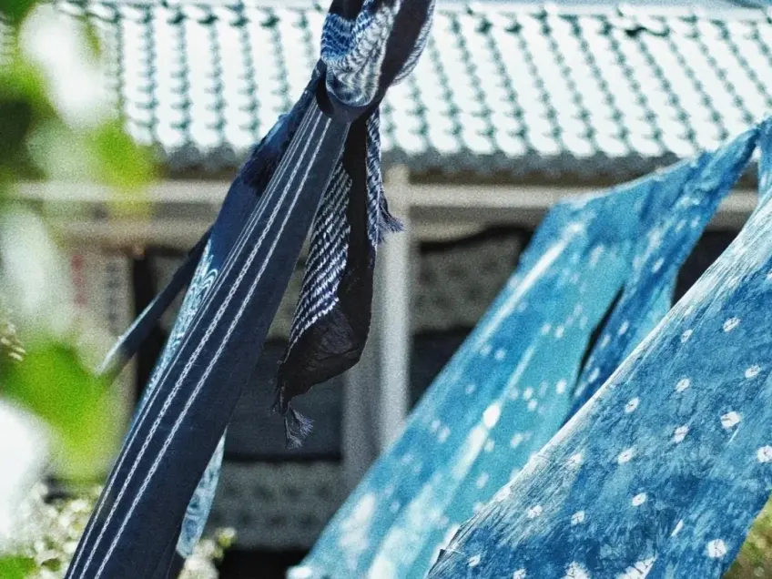 户外绳上晾晒蓝印花布画面