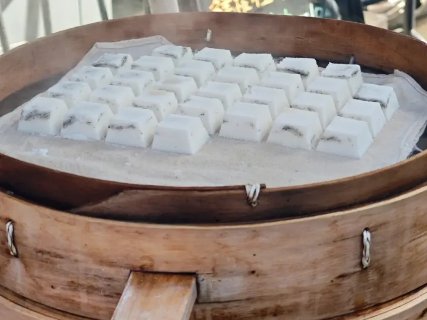 木蒸笼热气蒸制米糕摊位