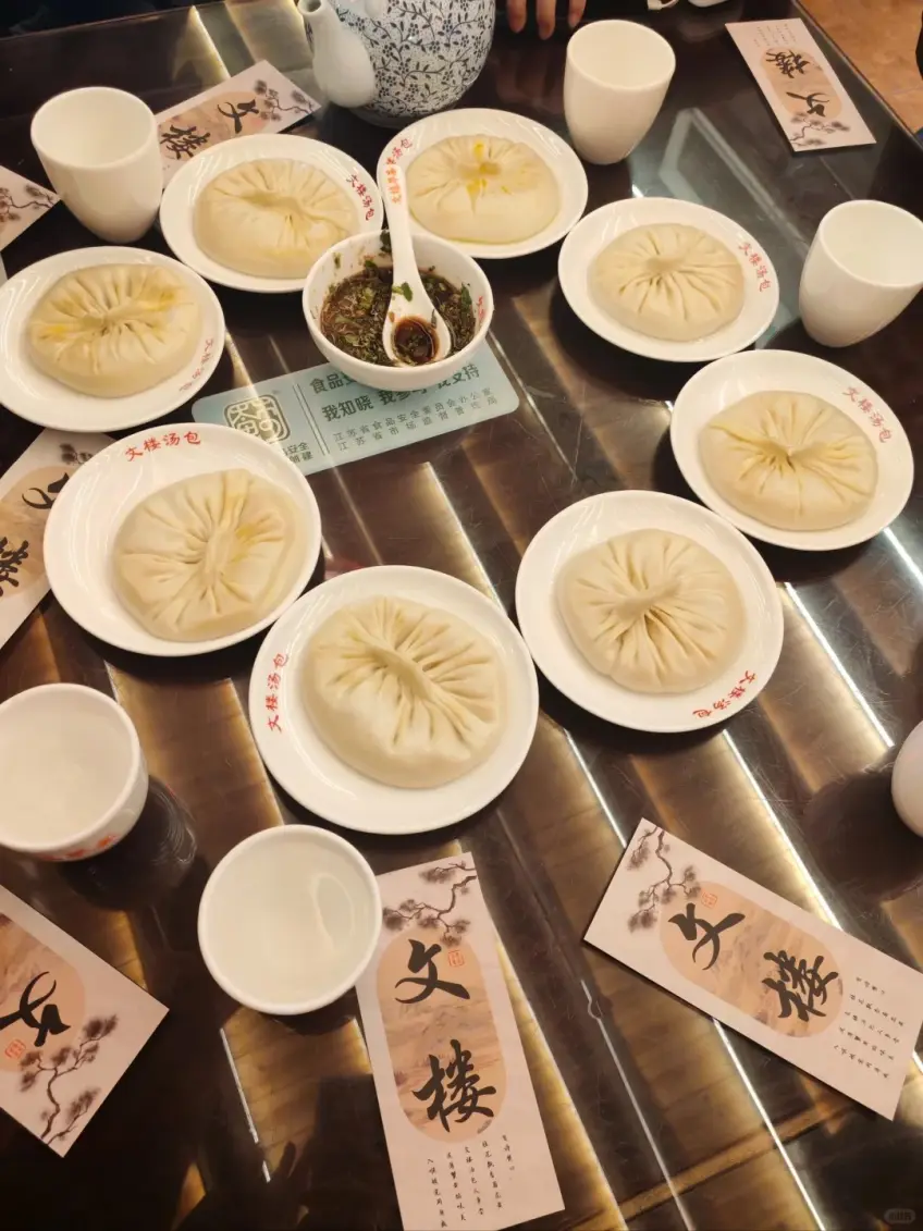 文樓蟹黃湯包多盤與醬碟俯拍示意