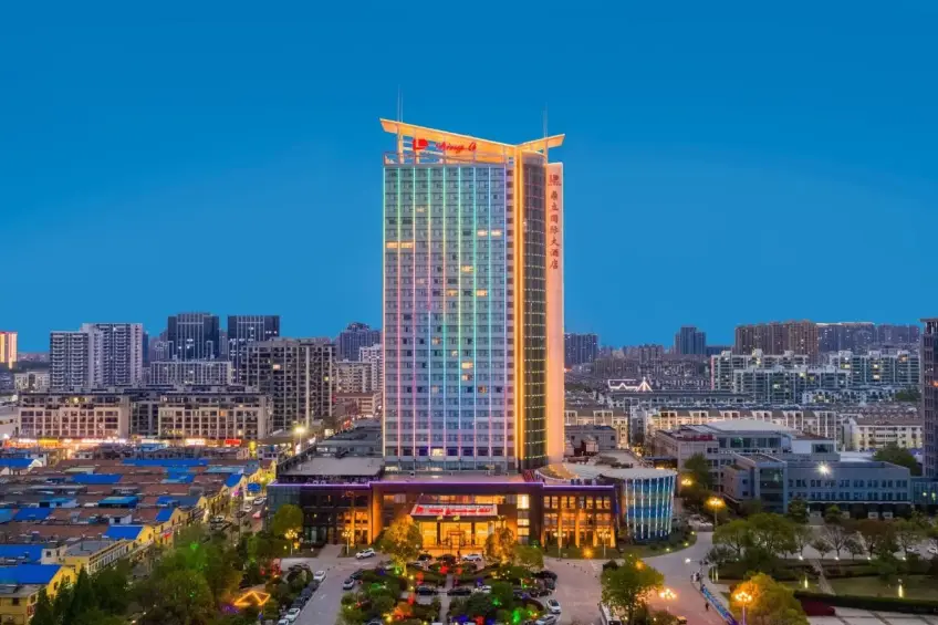 鼎立國際大酒店彩色燈帶夜景