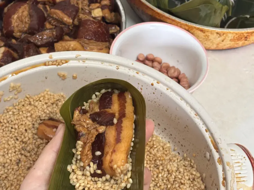 棉线捆扎成型的嘉兴肉粽成品