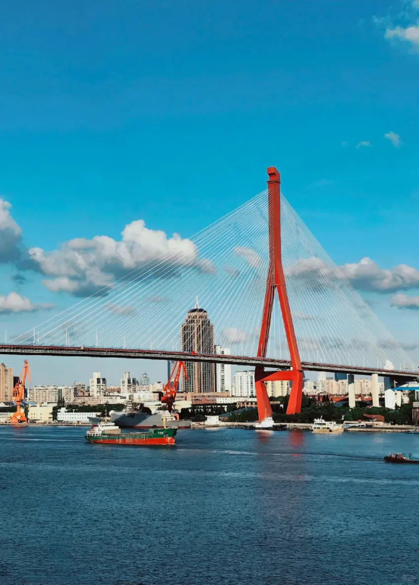 晴空下黃浦江江面與對岸樓群示意