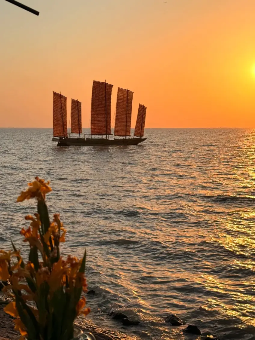 洪澤湖傳統帆船映橙紅夕陽豎圖