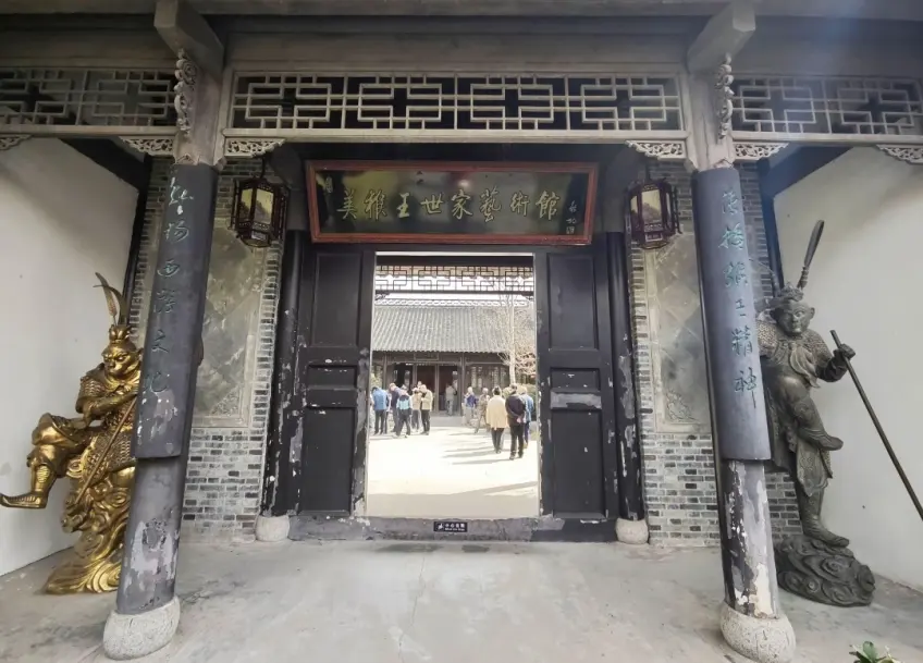 故居门廊两侧孙悟空与持矛塑像