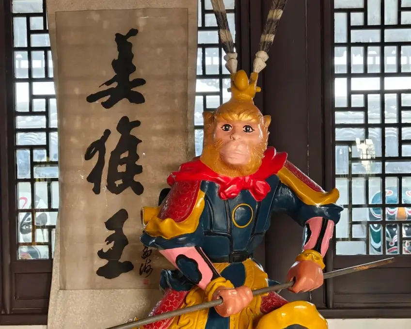 美猴王世家艺术馆孙悟空立像近景