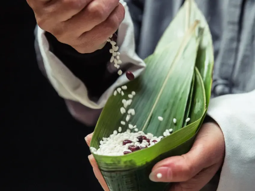 月河粽子馆老师傅现场手工包粽