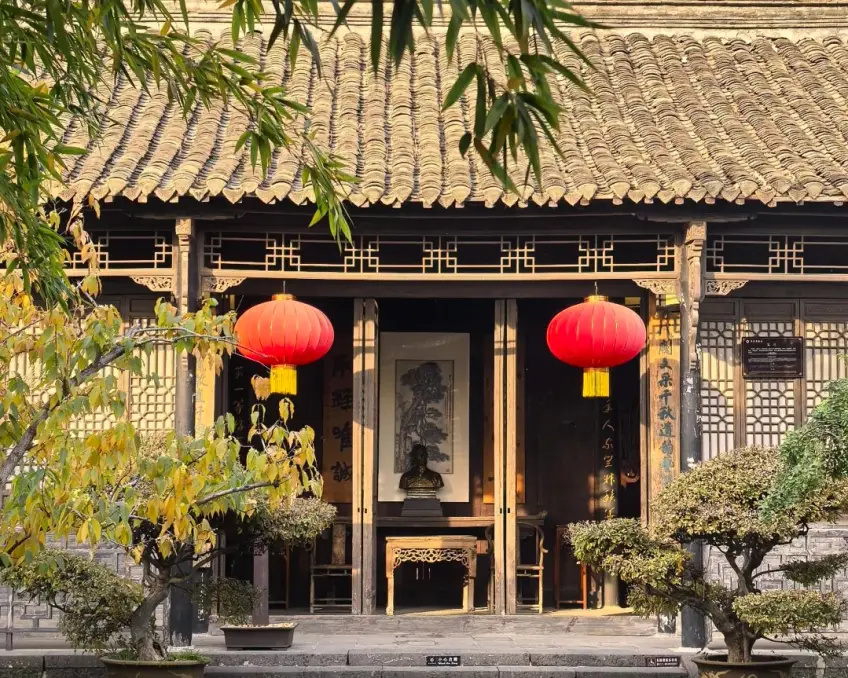 吳承恩故居青磚灰瓦庭院與紅燈籠