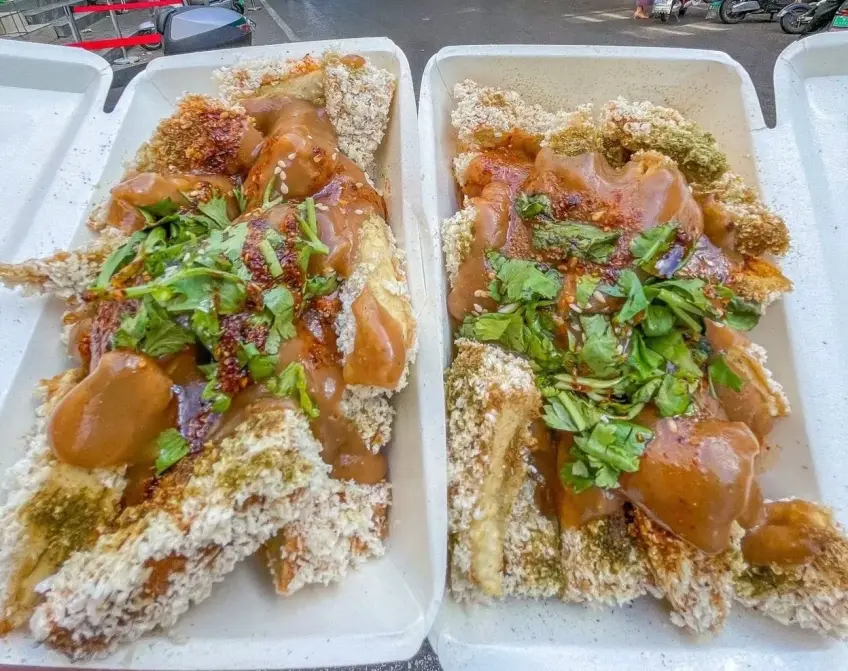 兩盒澆汁脆皮臭豆腐配香菜與辣椒油
