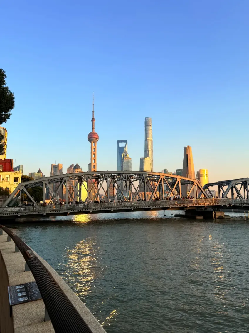 外白渡橋鋼架與對岸陸家嘴天際線示意