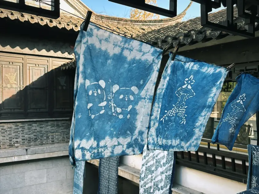 蓝印花布古法染坊木架晾布