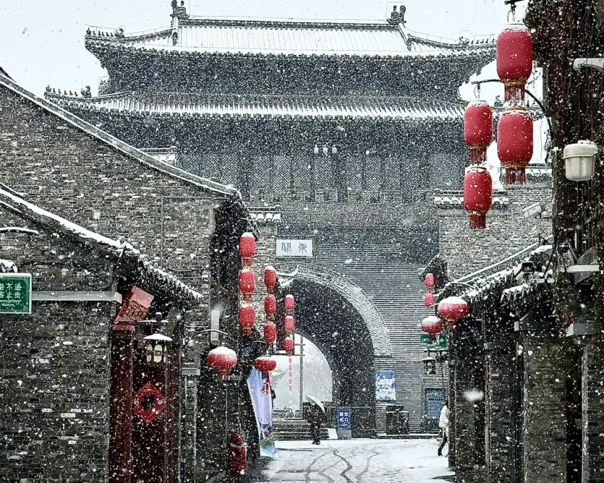 江苏古城门雪巷红灯笼