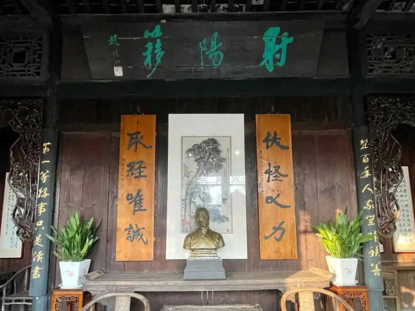 射阳簃堂屋匾下吴承恩半身塑像