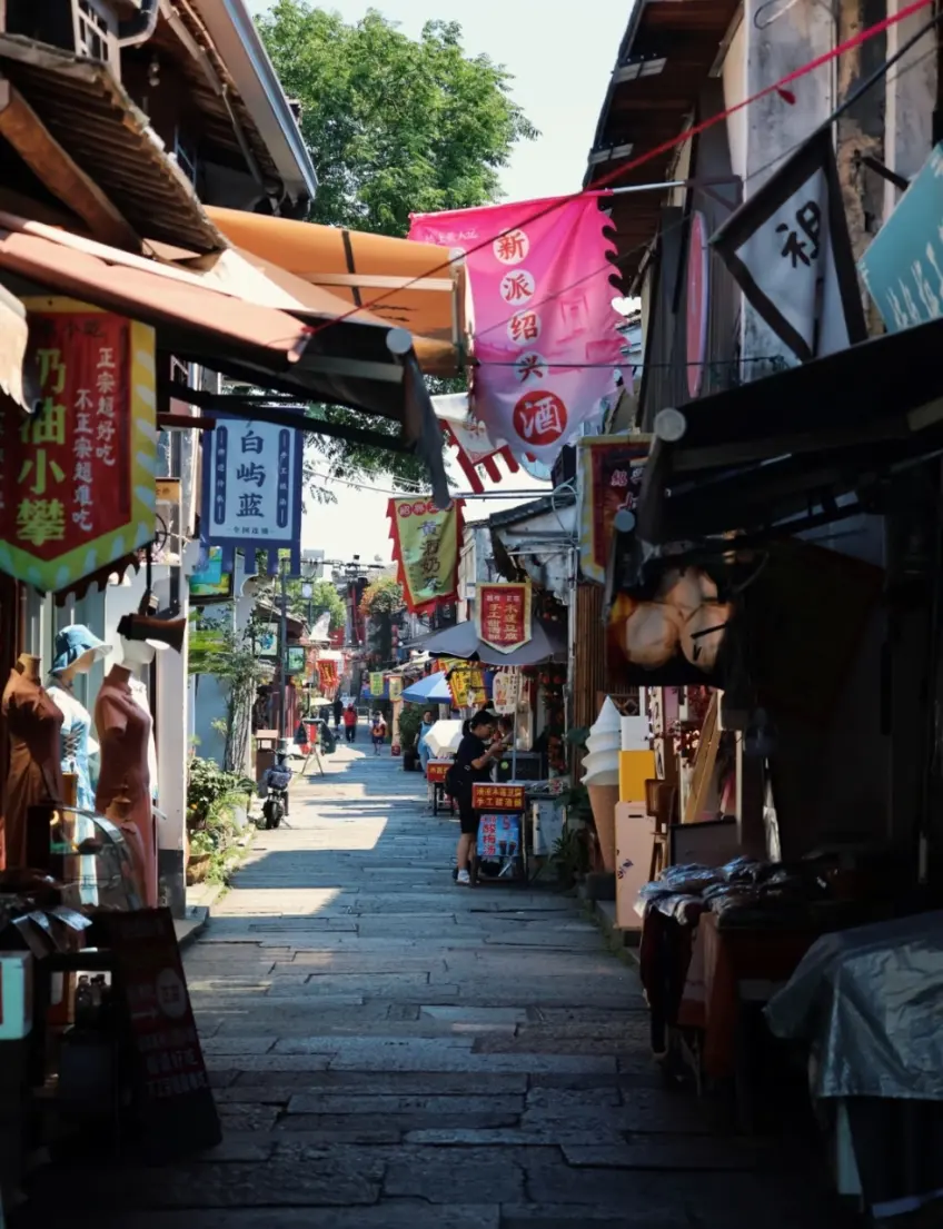竖向示意：仓桥直街石板路与临街商铺