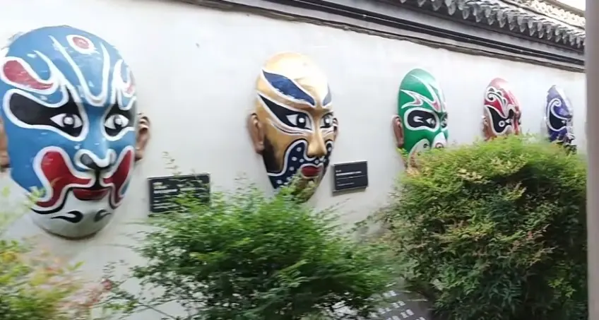 故居彩色西游脸谱沿墙成排展示