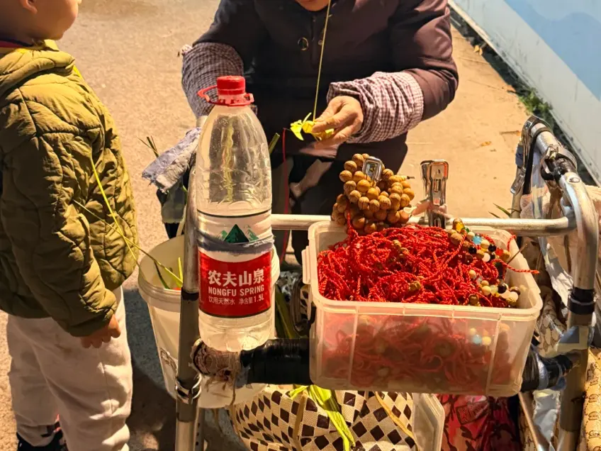 棕编摊位前孩童围观手作