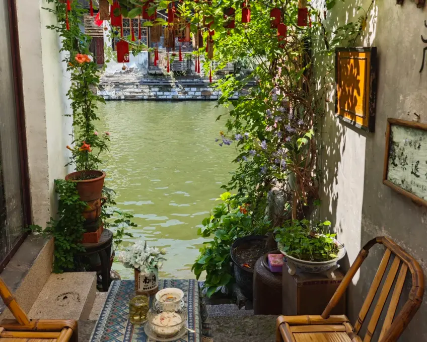 浙江水乡古镇河边茶座留白
