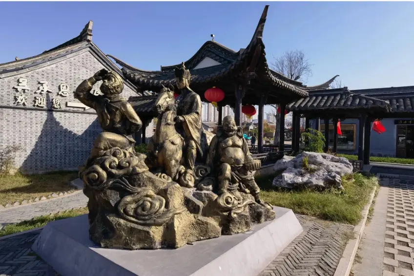 吴承恩故居前西游记人物铜像