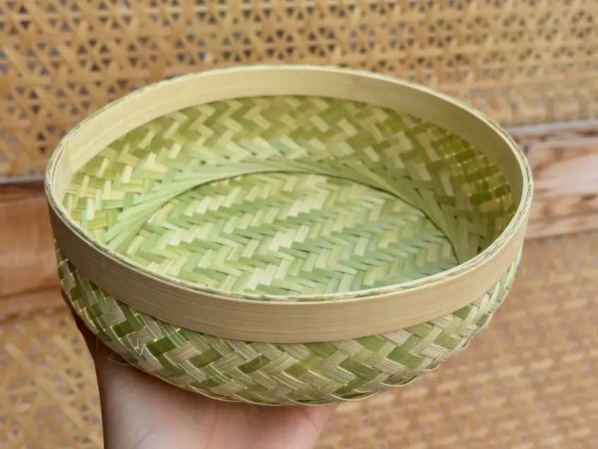 双手托举小竹编浅篮特写