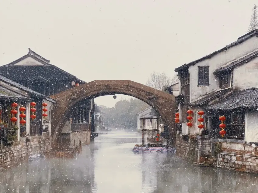 冬日浙江水乡白墙灰瓦清冷街景