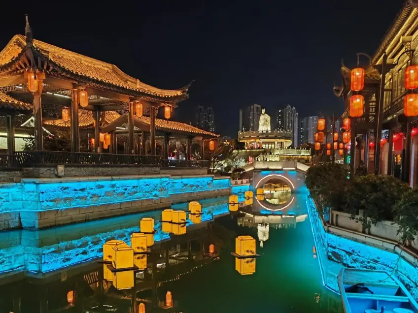 河下夜景浮灯与石拱桥倒影