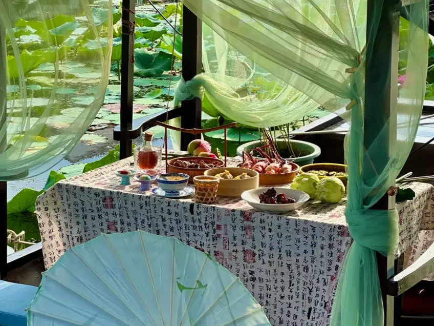 水乡船宴桌面蒸笼与书法桌布