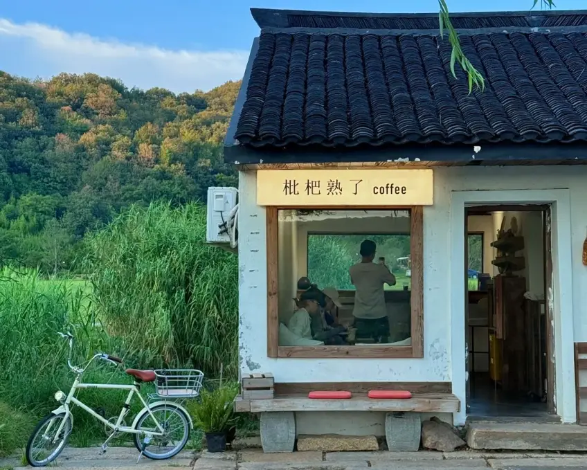 枇杷熟了咖啡馆白墙与停靠白自行车