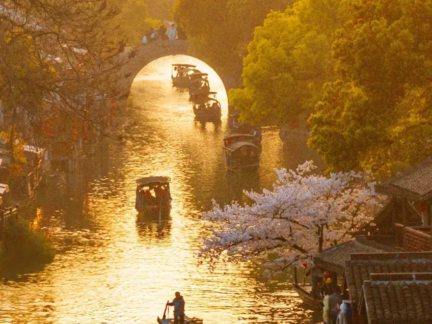 嘉兴水乡夕阳运河摇橹船与石拱桥