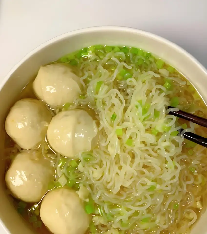 湖州清湯麵單碗肉丸裝盤豎圖