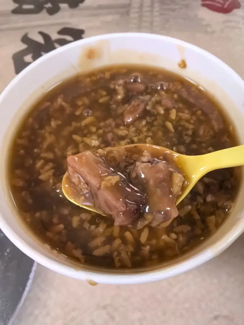 白碗糖粥藕黃勺舀起藕塊豆沙