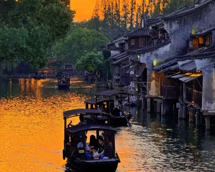 嘉兴古镇夕阳运河中的摇橹船队