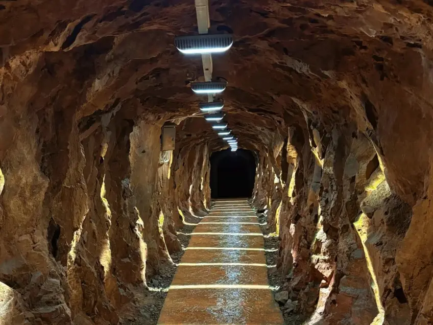 丰义景区红褐色山体岩石隧道步道