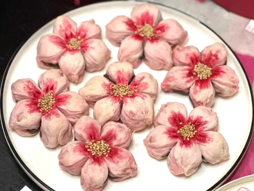 嘉兴桃花酥花形点心白色盘装特写