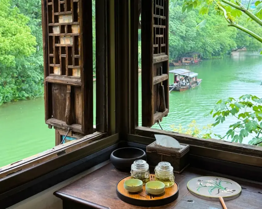 嘉兴窗边茶席河景与乌篷船